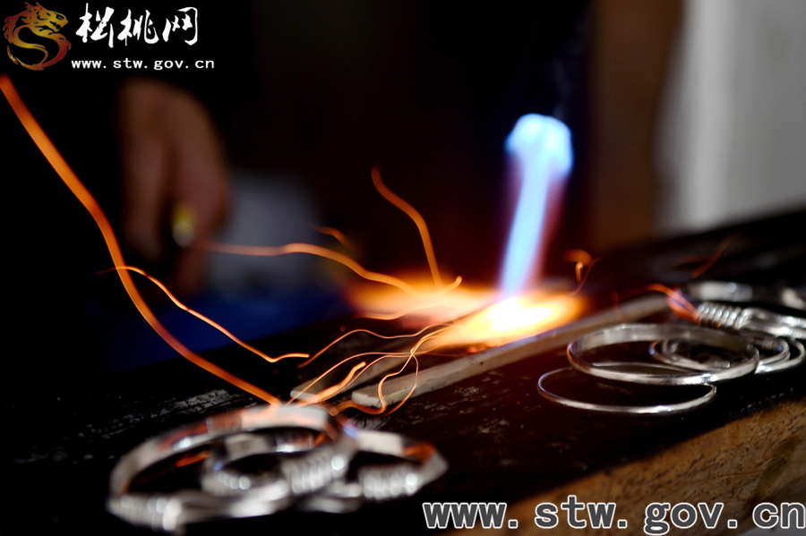 千锤百炼的苗族银饰