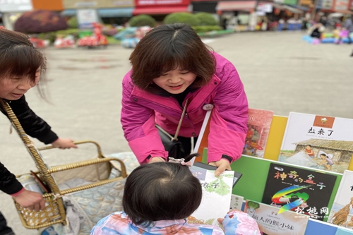 松桃实验幼儿园开展“让爱传递亲子共读”活动