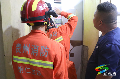 两人被困电梯松桃消防成功救出