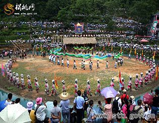 湘黔苗族同胞共庆“八月八”赶秋节