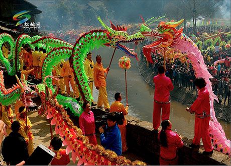 百龙朝镇 万人闹春