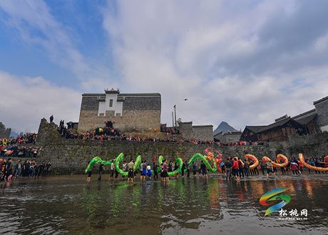 百龙新春闹古镇