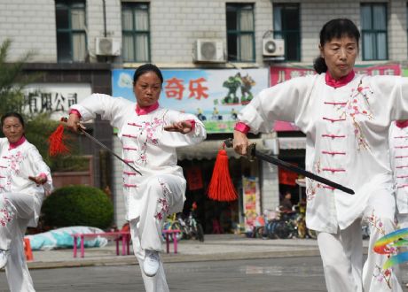 夕阳正当红 赛场情飞扬