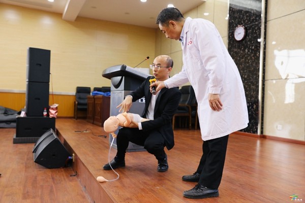 松桃举办体外除颤仪（AED）安装启动仪式暨“健康松桃·救在身边”健康公益讲座