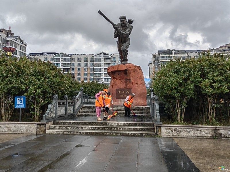 松桃：环卫工人坚守岗位 诠释劳动美