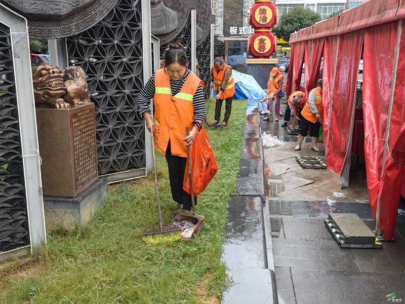 松桃：环卫工人坚守岗位 诠释劳动美