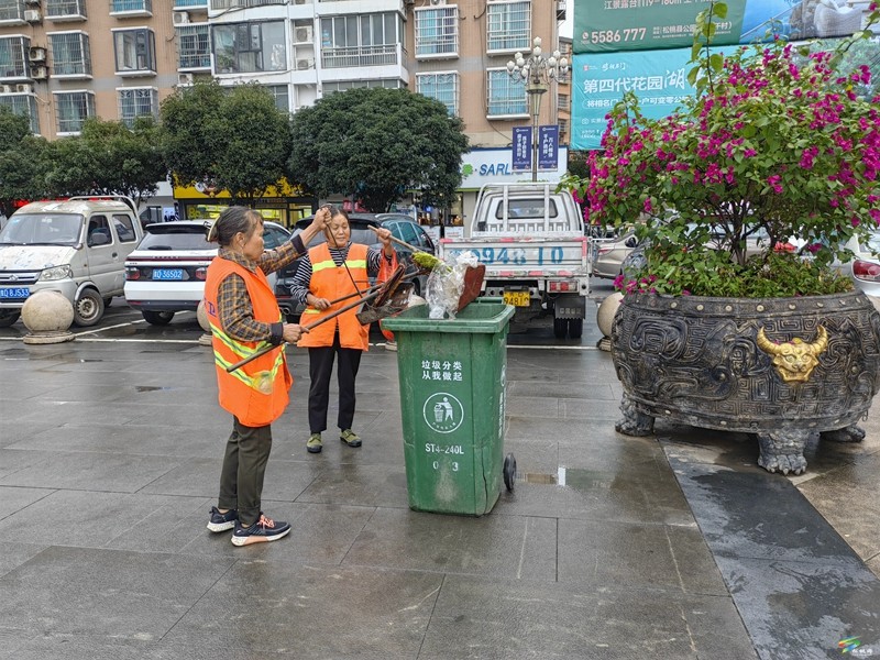 松桃：环卫工人坚守岗位 诠释劳动美