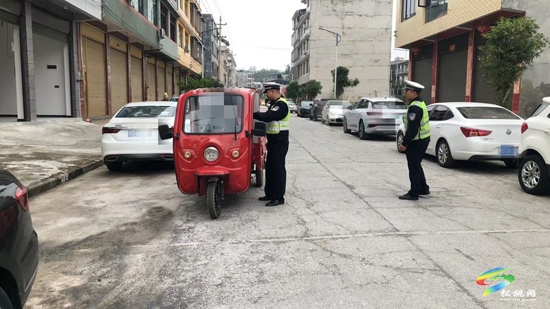 松桃公安交警开展秋季农村道路交通安全违法集中整治行动