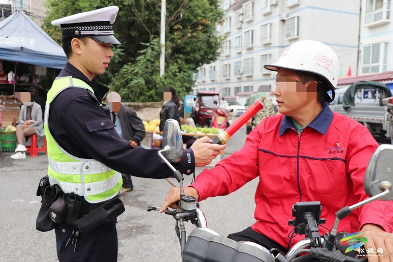 松桃公安交警开展秋季农村道路交通安全违法集中整治行动