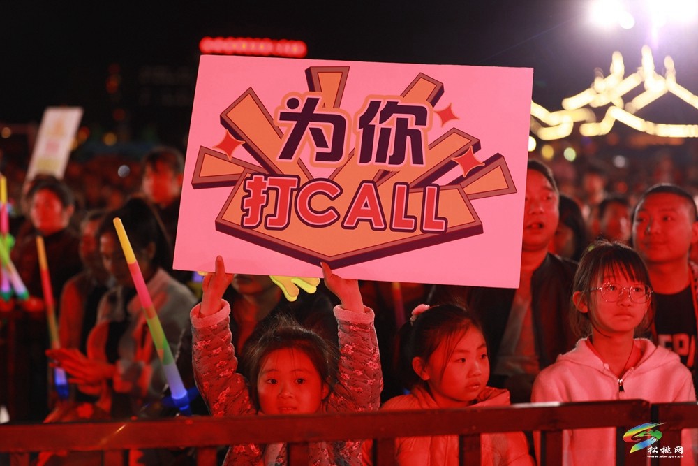 【吃贵州“晚饭”·看松桃村晚】松桃村晚:月冠军六村巅峰对决，民俗华章燃爆夜空