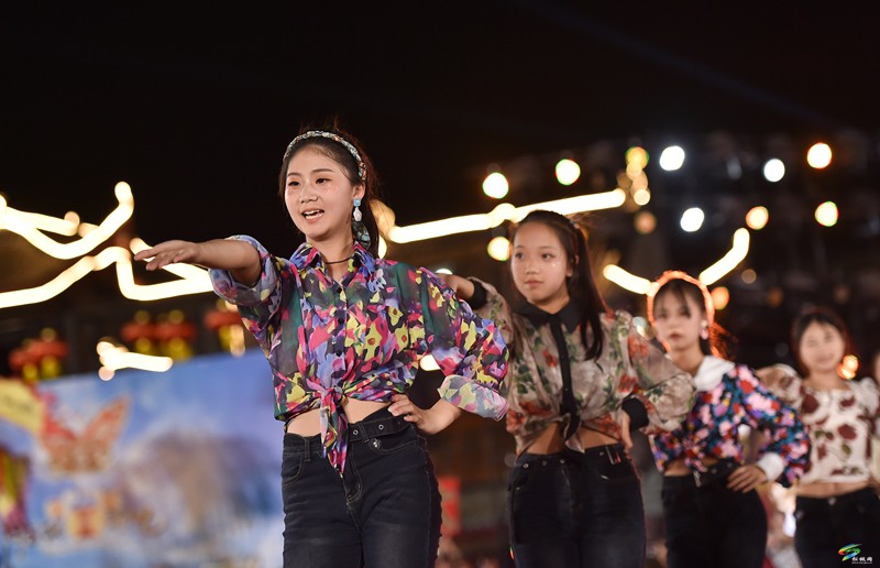 【吃贵州“晚饭”·看松桃村晚】 松桃村晚持续升温：大兴街道与平头镇激情对决