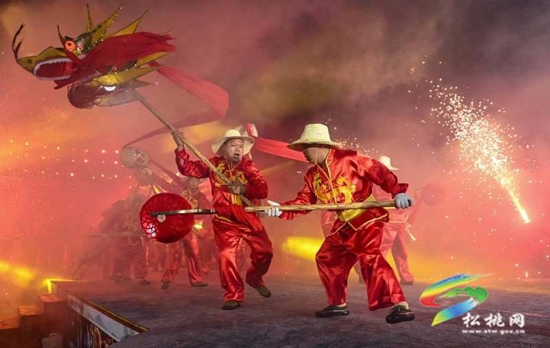 【吃贵州“晚饭”·看松桃村晚】 “松桃村晚2.0”第一期火热开演，全新模式引全民狂欢