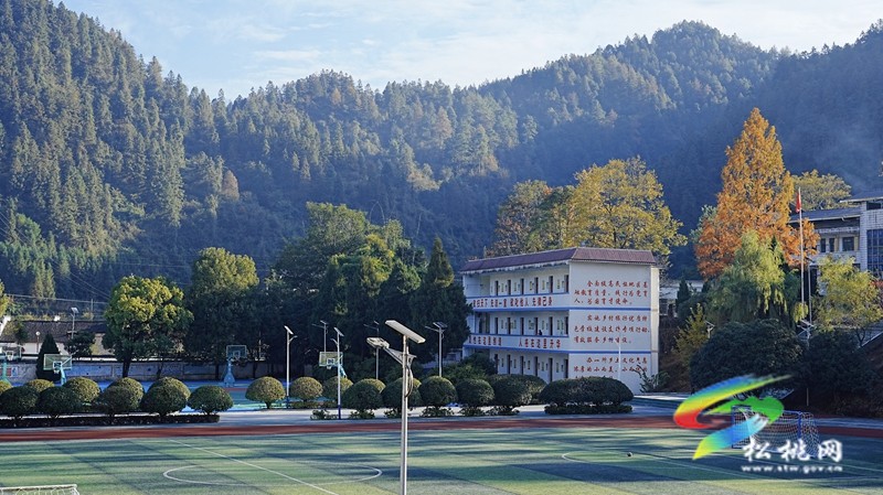 山村校园的秋色