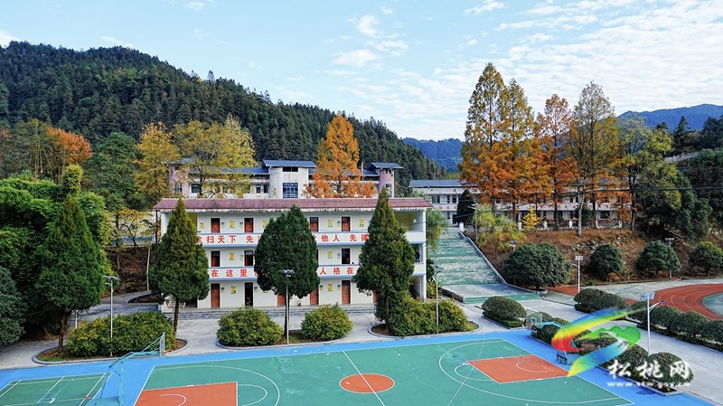 山村校园的秋色