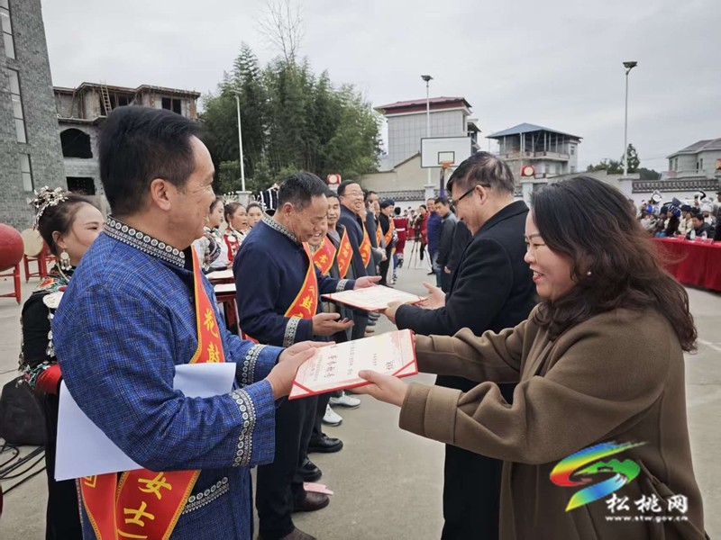 苗鼓传情载乡愁 《鼓之源》新书发布会在正大镇隆重举行