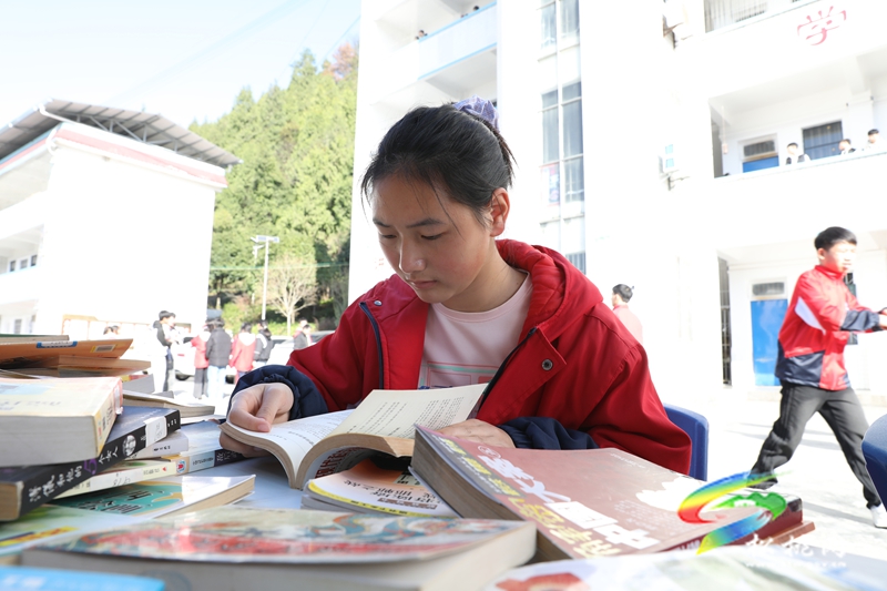 “读经典、学英烈、传薪火”欧百川爱国主义教育活动走进普觉镇中学