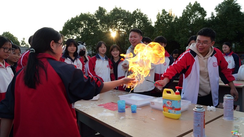 县第三高级中学举办首届社团嘉年华活动