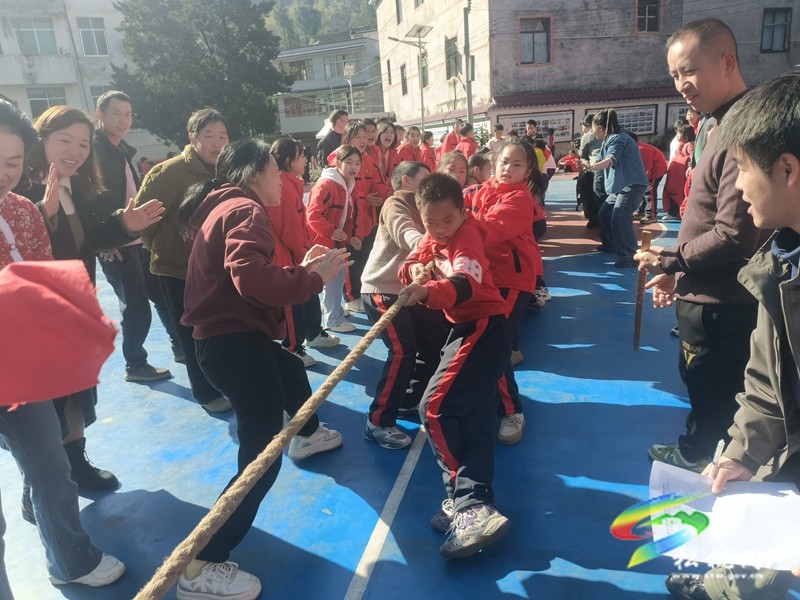 妙隘乡完小举办第 25 届学生田径运动会