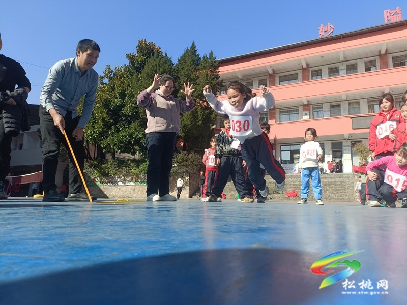 妙隘乡完小举办第 25 届学生田径运动会