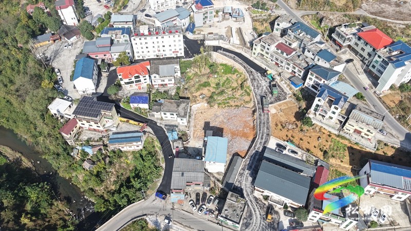 世昌街道：环形道路加速铺设柏油 畅通便民服务“最后一公里”