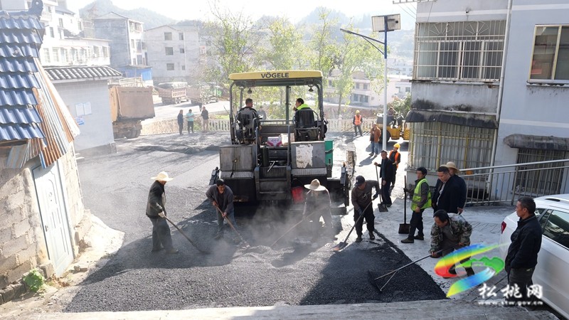 世昌街道：环形道路加速铺设柏油 畅通便民服务“最后一公里”