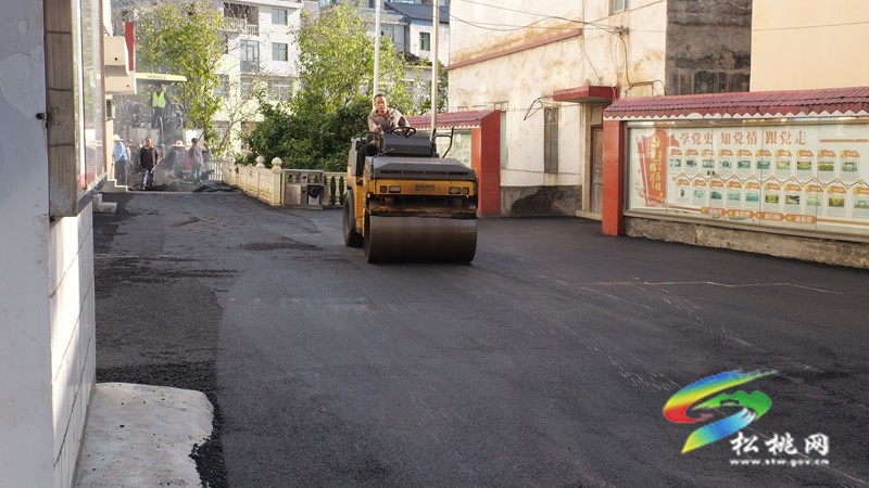 世昌街道：环形道路加速铺设柏油 畅通便民服务“最后一公里”