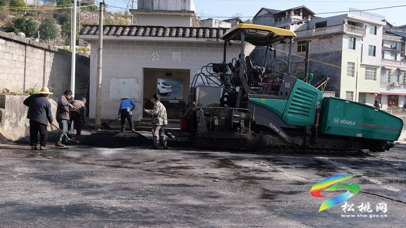 世昌街道：环形道路加速铺设柏油 畅通便民服务“最后一公里”